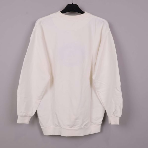 Baksidan av en gräddvit sweatshirt utan tryck eller detaljer