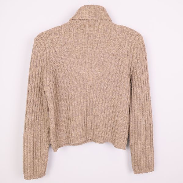 Baksida av ribbad beige polotröja