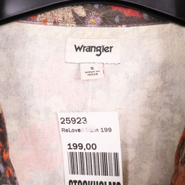 Wrangler etikett samt prisetikett inuti kragen