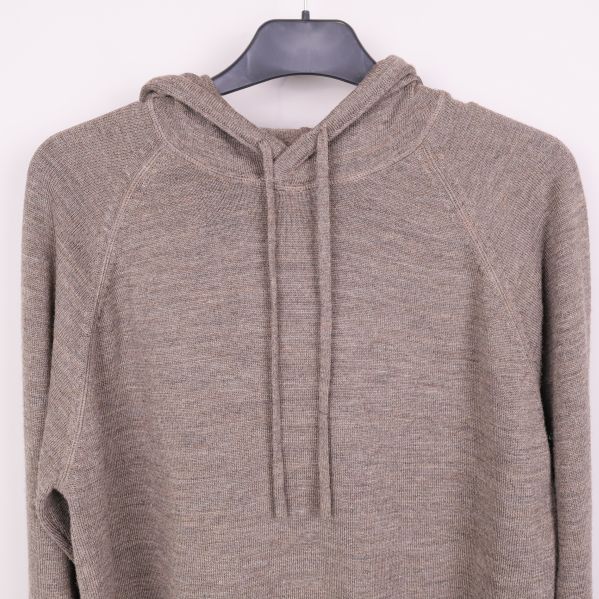 Närbild på överdelen av hoodie med huva och snören