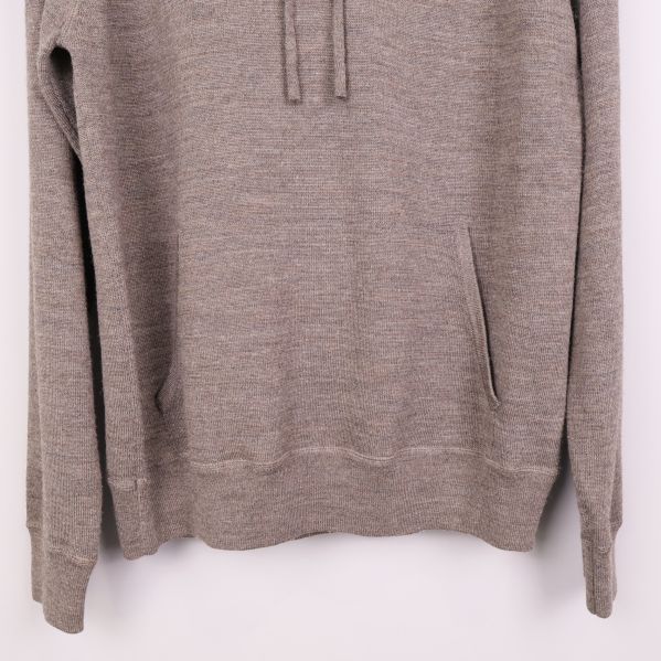 Närbild på ficka och ärmslut på hoodie