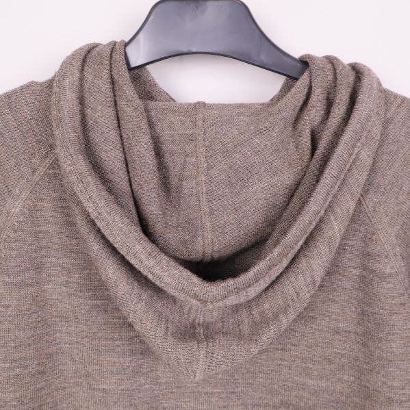Detalj av huva och söm på baksidan av hoodie