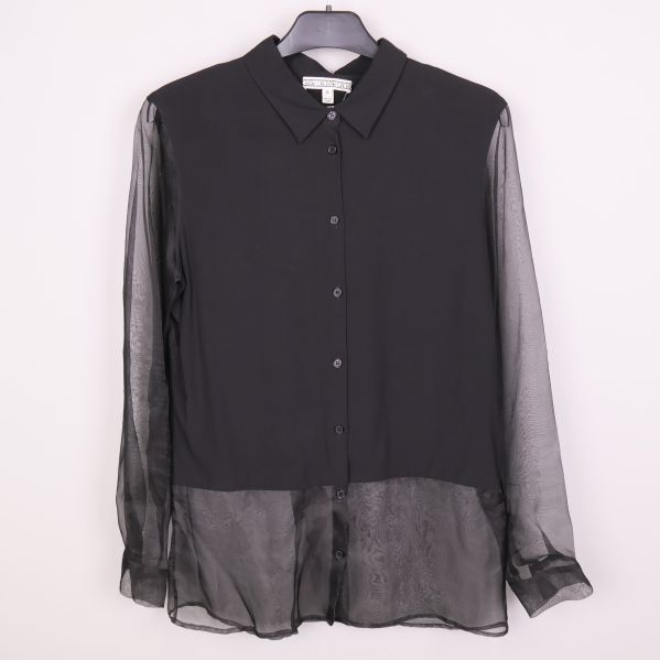 Svart blus med transparenta ärmar och nederdel helbild framifrån
