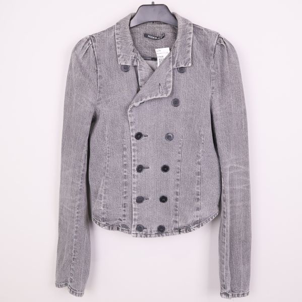 Framsida av kort grå denimjacka med dubbelknäppning