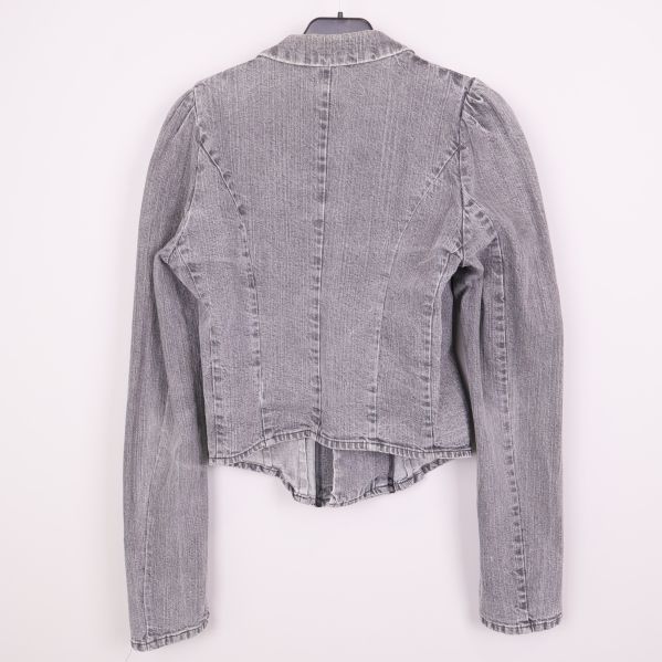 Baksida av grå denimjacka med tydliga sömmar