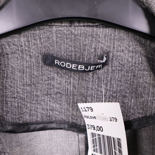 Rodebjer logotyp synlig på insidan av jackans krage