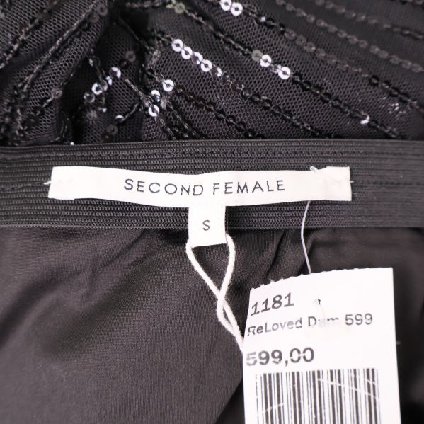 Varumärkestagg med texten Second Female och storlek S