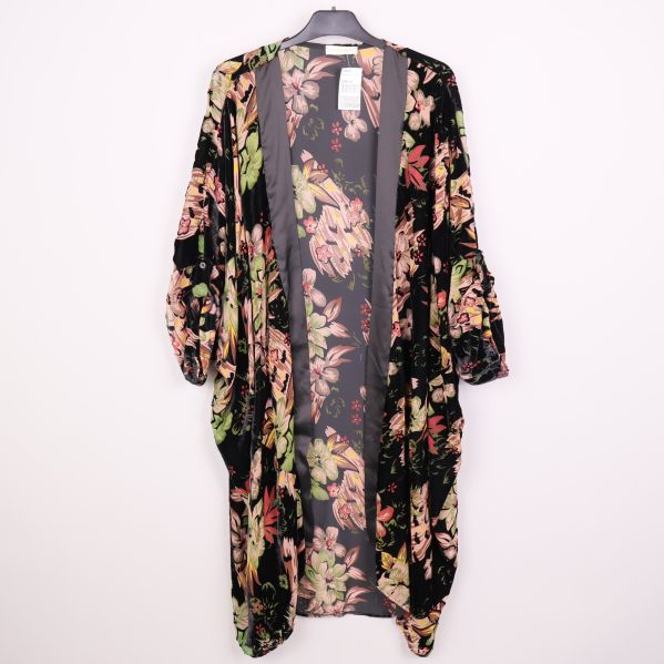 Lång kimono med blommigt mönster framifrån