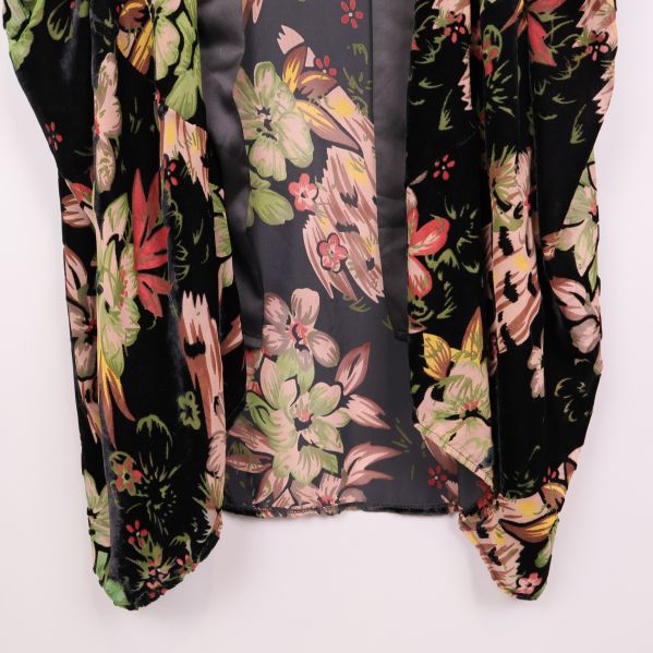 Nederkant på kimono visar tyg och mönster