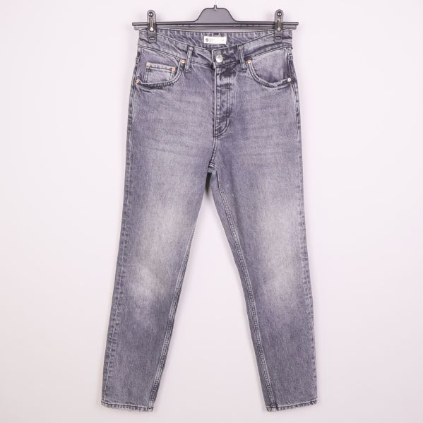 Grå tvättade jeans med raka ben framifrån