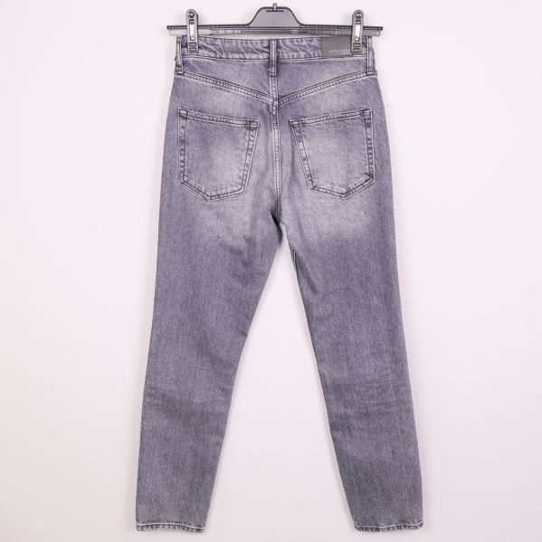 Grå jeans bakifrån med två bakfickor