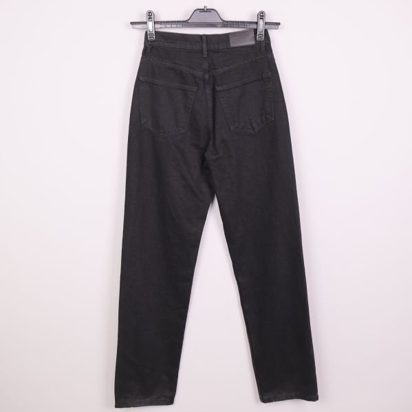 Baksidan av svarta raka jeans med fickor