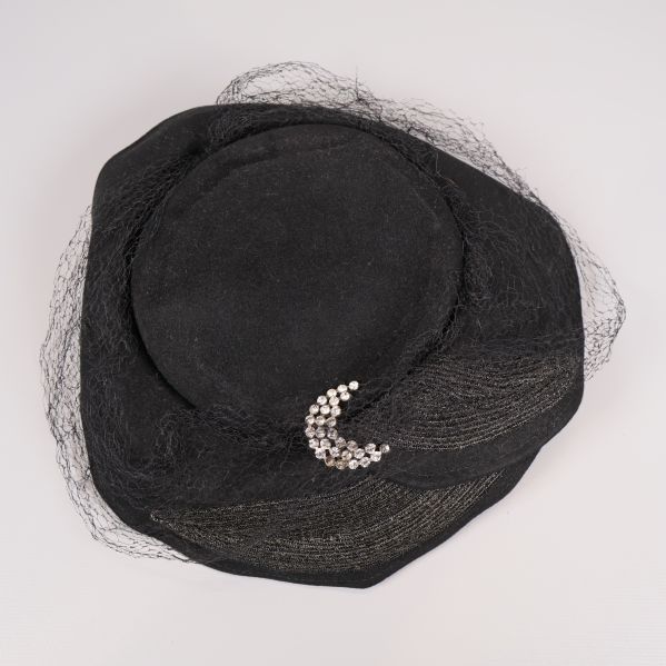 Svart hatt ovanifrån med nät och glittrande detalj