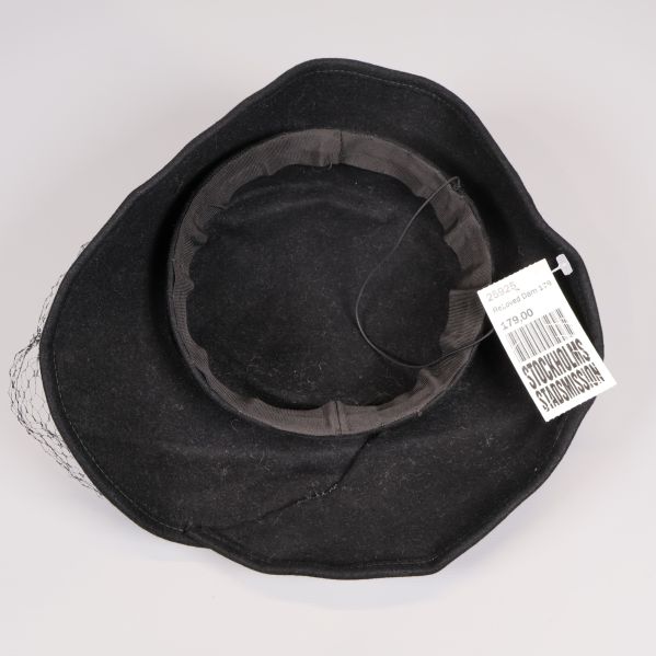 Hattens insida med svettband och etikett