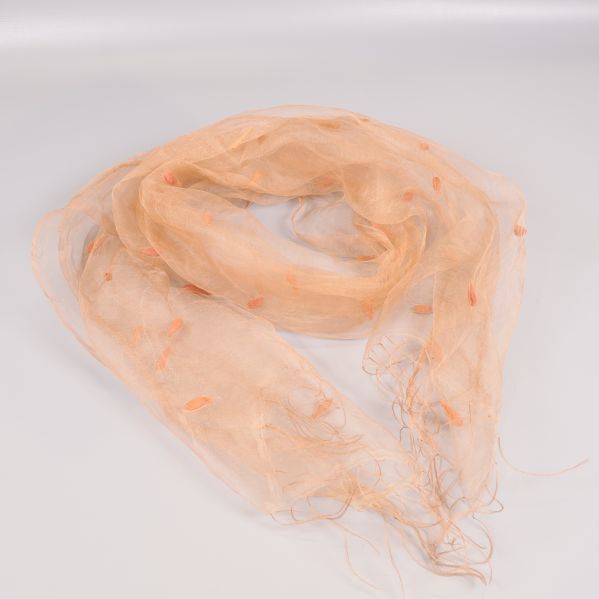 Tunn aprikosfärgad sjal med broderade detaljer och fransar