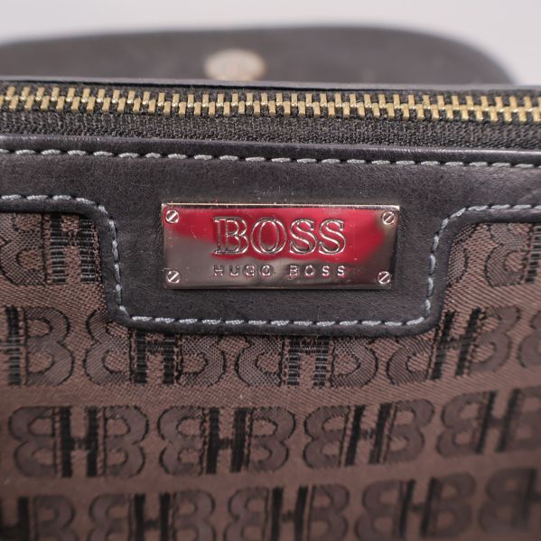 Närbild logotyp BOSS Hugo Boss på väska