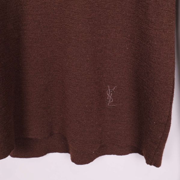 Närbild på YSL-broderi på brun tröja