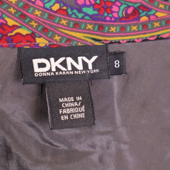 Svart DKNY-märkt etikett på insidan av kjolen