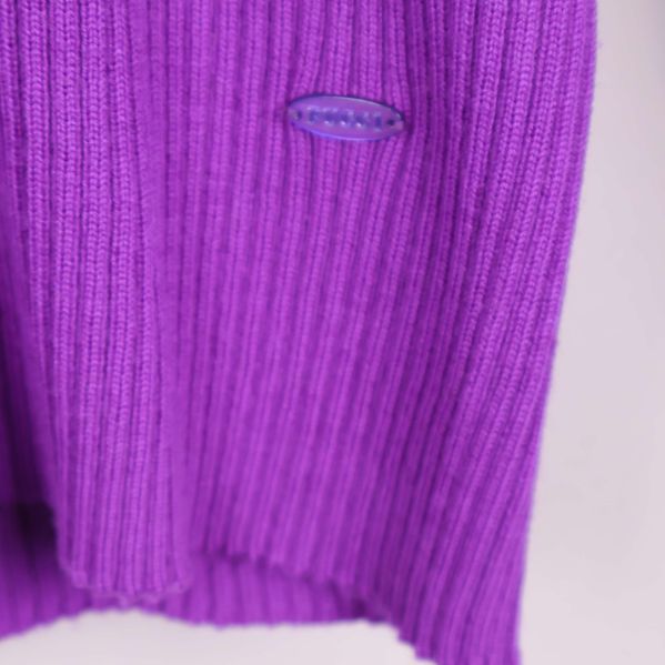 Broderad logo på lila ribbstickad ulltröja