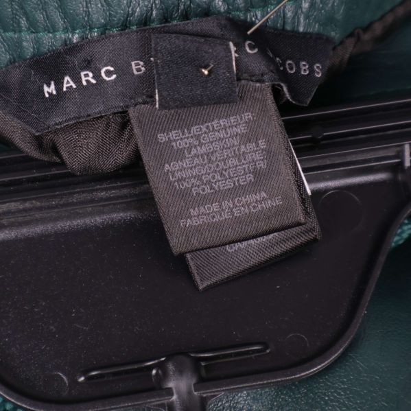Inneretikett med text Marc by Marc Jacobs