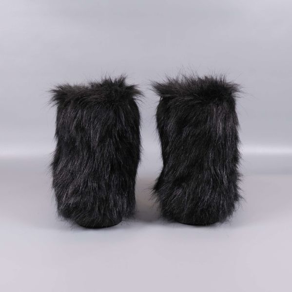 Baksidan av ett par svarta boots med pälsstruktur