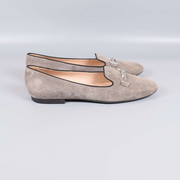 Loafers/Ballerina i beige mocka sedda från sidan