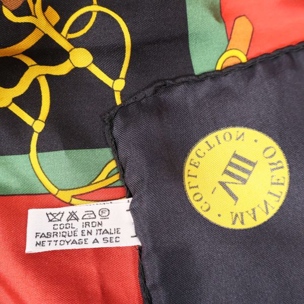 Närbild på scarfens hörn med tvättråd och Mantero-logotyp