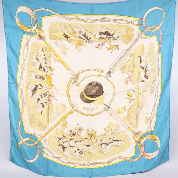 Stor kvadratisk scarf med jaktmotiv och blå ram