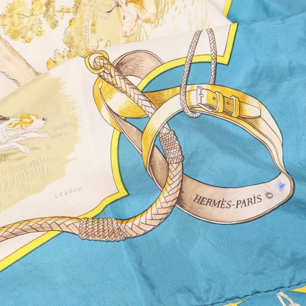 Närbild på Hermès-Paris logotyp och spände