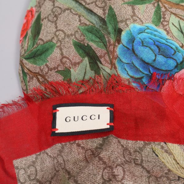 Gucci-etikett på röd kant av scarf