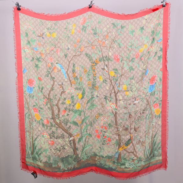  Scarf från Gucci med blommigt och fågelmönster samt röd kant