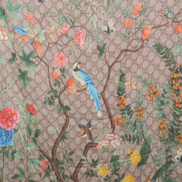 Detaljbild av färgrika blommor, kvistar och fåglar på scarf