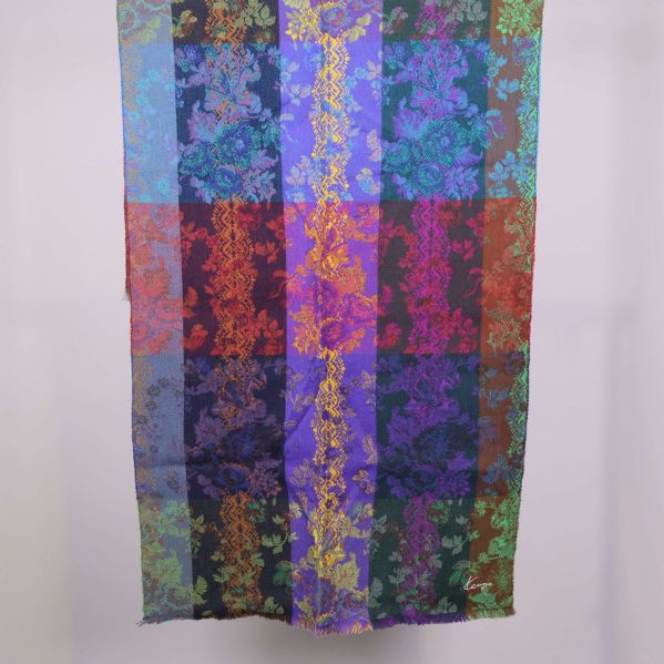 Scarf med flerfärgade ränder och blommönster hänger ned