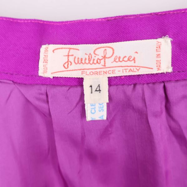 Närbild på Emilio Pucci-märkesetikett och storlekslapp