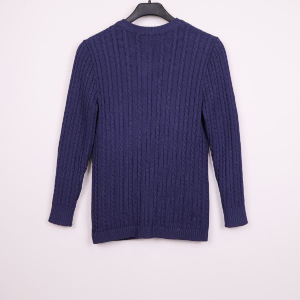 Baksida av blå kabelstickad cardigan 