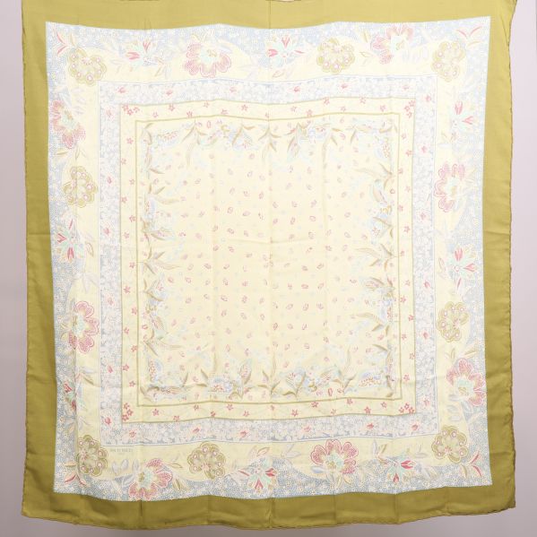 Baksidan av scarf med ljusa mönster och olivgrön ram