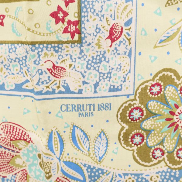 Närbild på Cerruti 1881 Paris-märke på scarves paisleymönster
