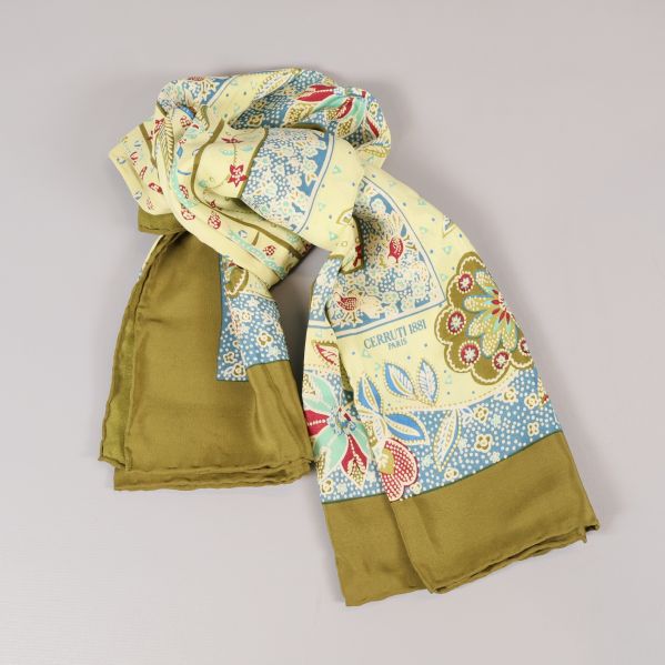 Scarf i siden med paisleymönster hoprullad och draperad