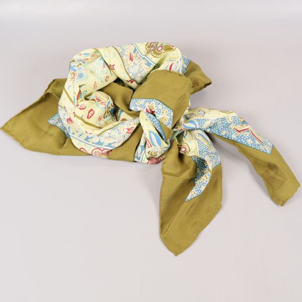 Scarf knuten med synliga gröna och mönstrade partier