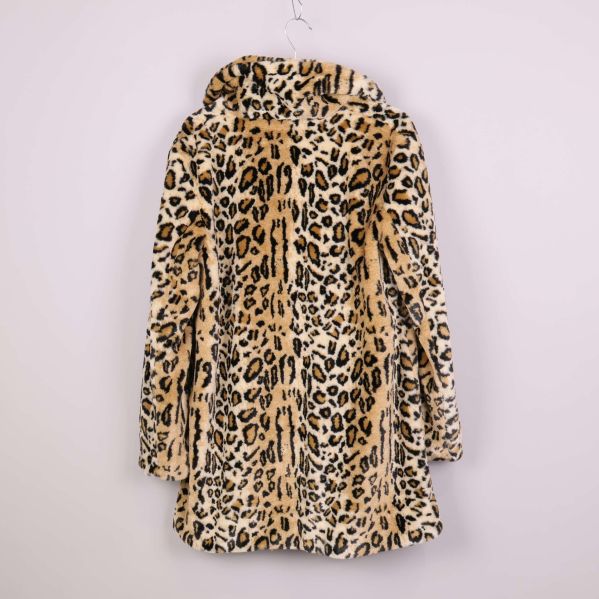 Fuskpälsjacka med leopardmönster bakifrån