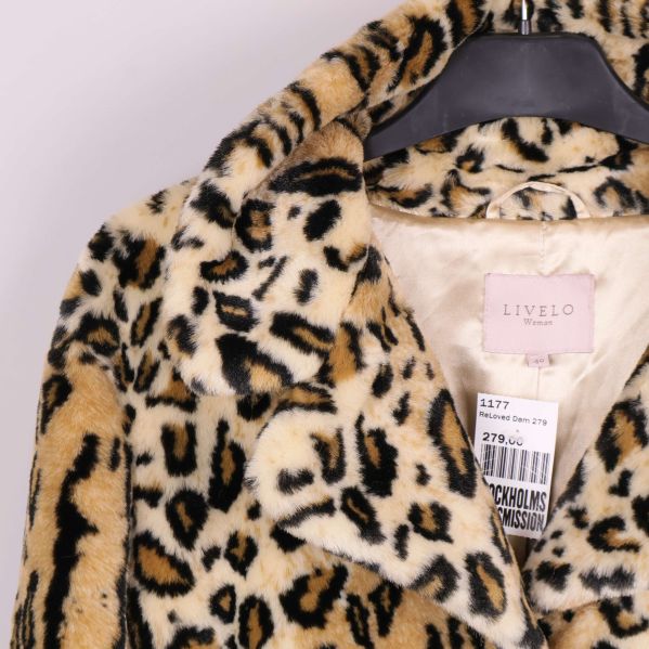 Hörn av jacka med leopardmönster och etikett