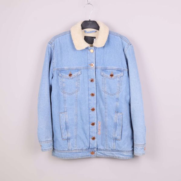Baksidan av jeansjacka i ljus denim utan synliga detaljer