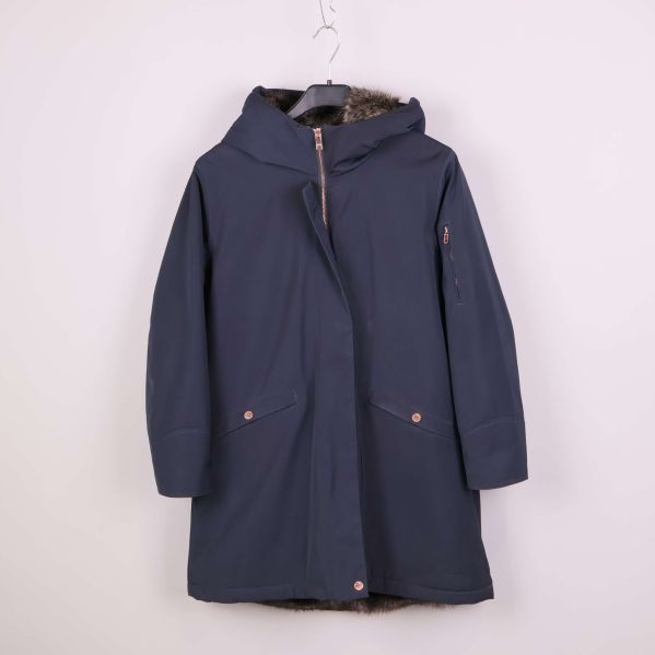 Parkas med huva och stängd dragkedja framtill