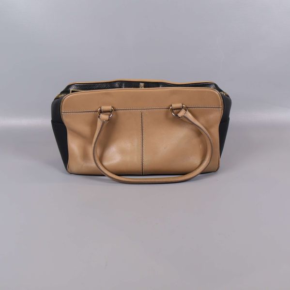 Beige och svart väska med handtag framifrån
