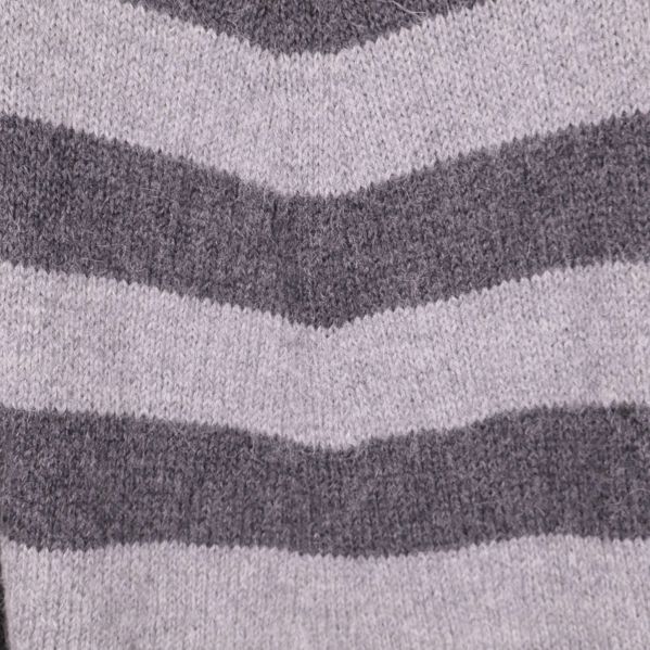 Närbild av grå stickning med breda horisontella ränder