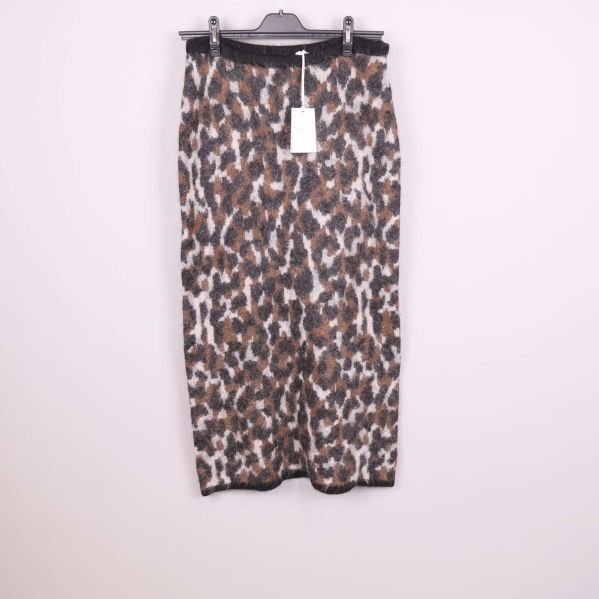 Lång leopardmönstrad kjol med resårmidja sedd framifrån