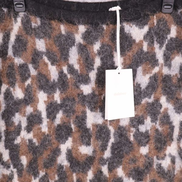 Närbild på kjolens leopardmönster och elastiska midjeband