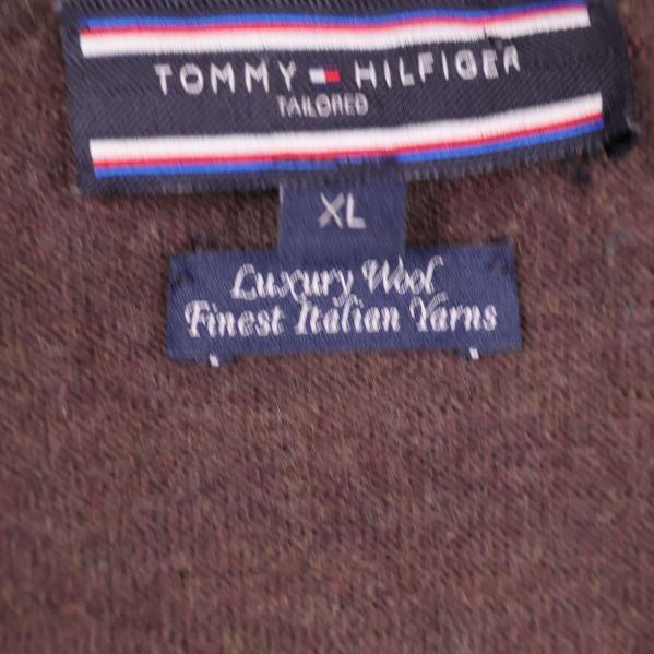 Tommy Hilfiger-etikett med storlek XL och texten Finest Italian Yarns