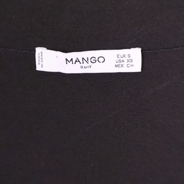 Mango-etikett med storlek XS på svart klänning