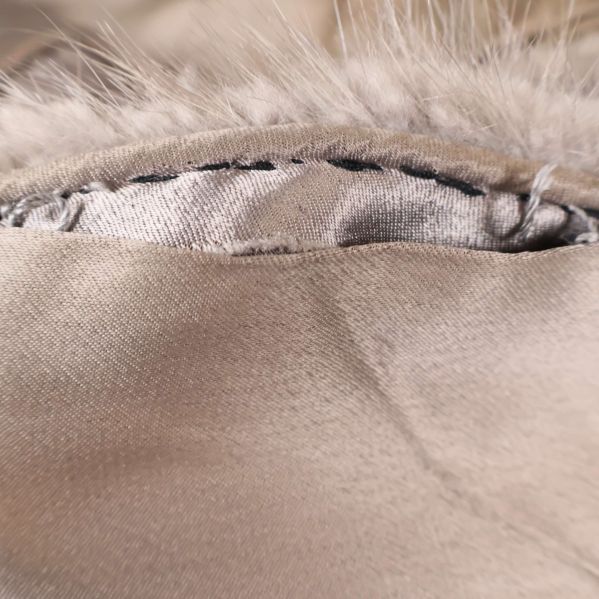 Närbild av beige foder och sydd kant